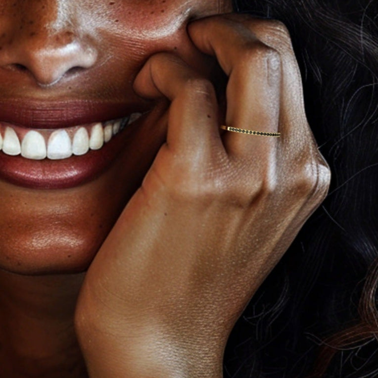 טבעת בליני - טבעת חצי איטרניטי משובצת יהלומים שחורים