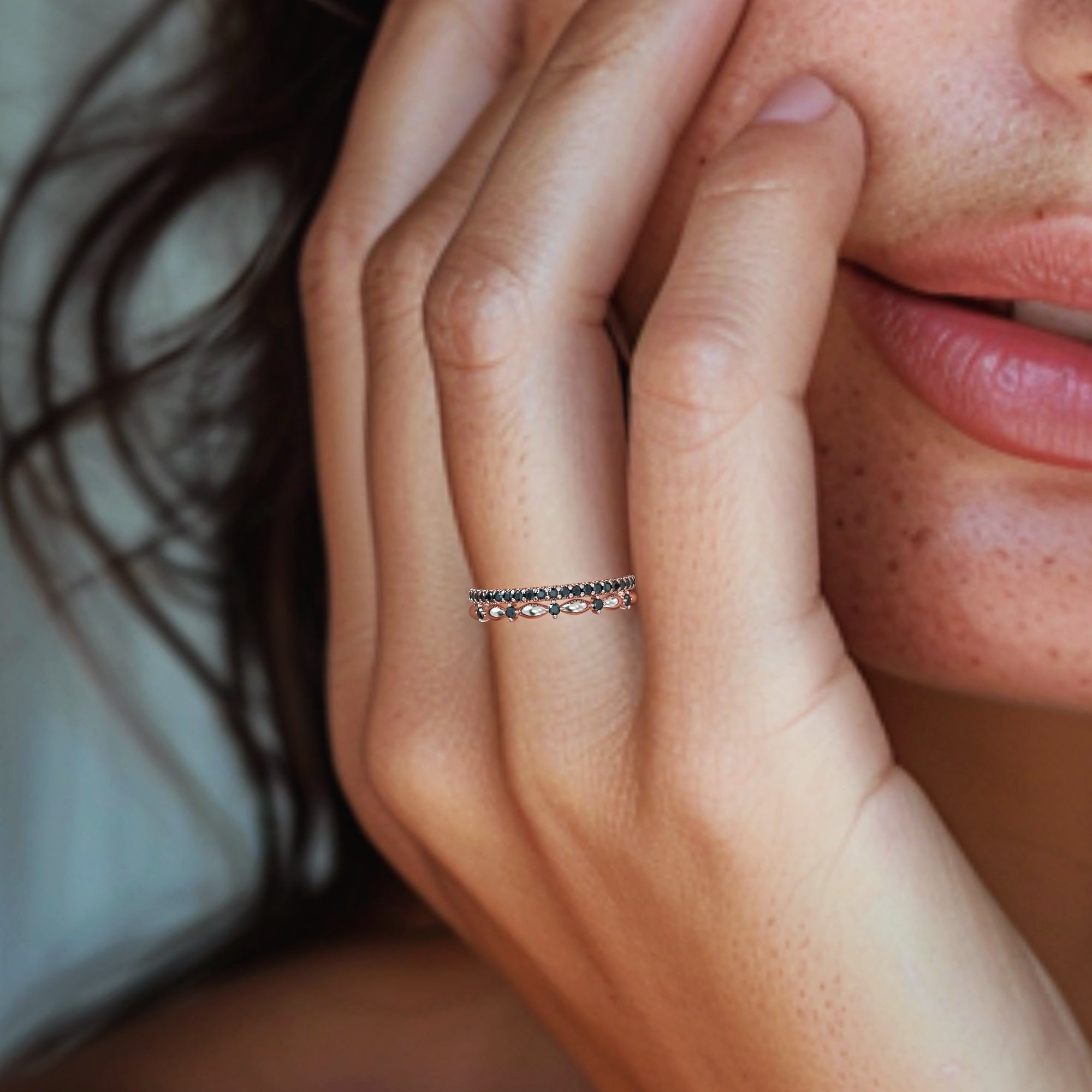 טבעת קובה ליברה - טבעת חצי איטרנטי משובצת יהלומים שחורים