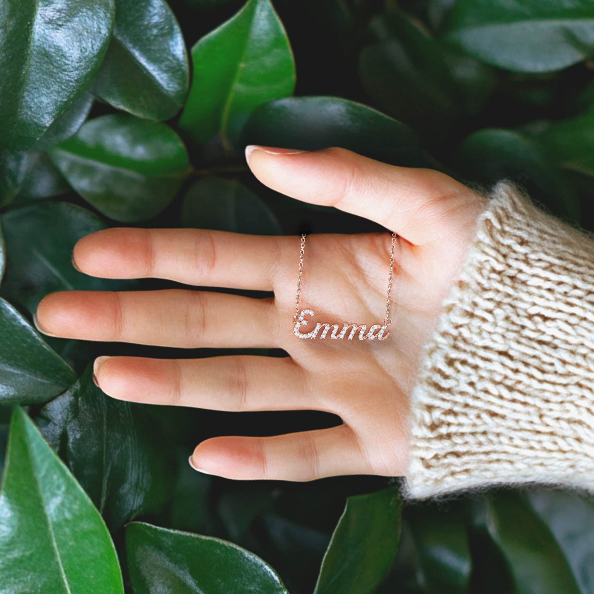 שרשרת "גיבורה ראשית" - שרשרת שם זהב משובצת יהלומים