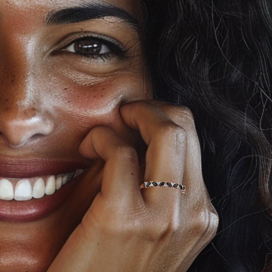 טבעת לוטוס - יהלומים שחורים מרקיזה ויהלומים לבנים