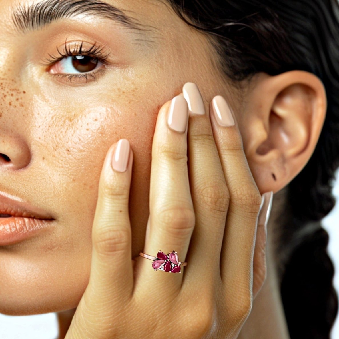 טבעת מלגה- טבעת קלאסטר משובצת רובי אובל , מורגנייט טיפה ויהלומים