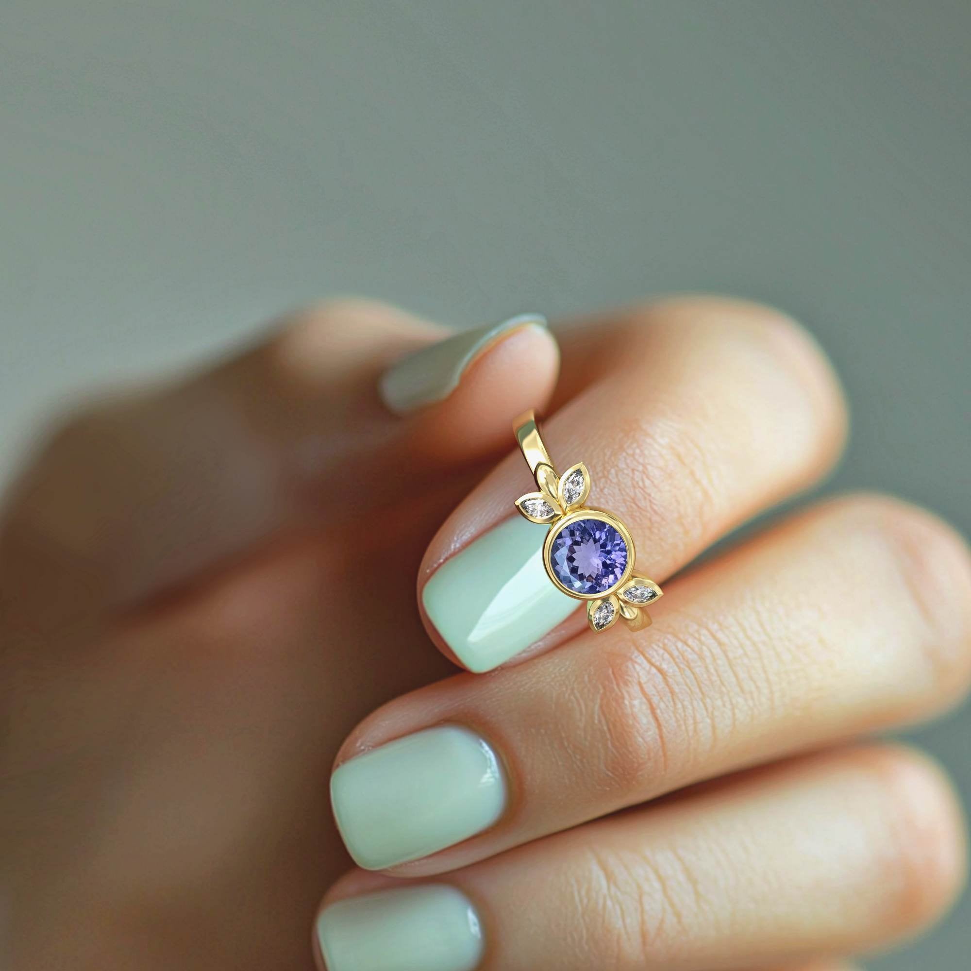 טבעת פיורי Fiore - טבעת אירוסין משובצת טנזנייט ויהלומי מרקיזה