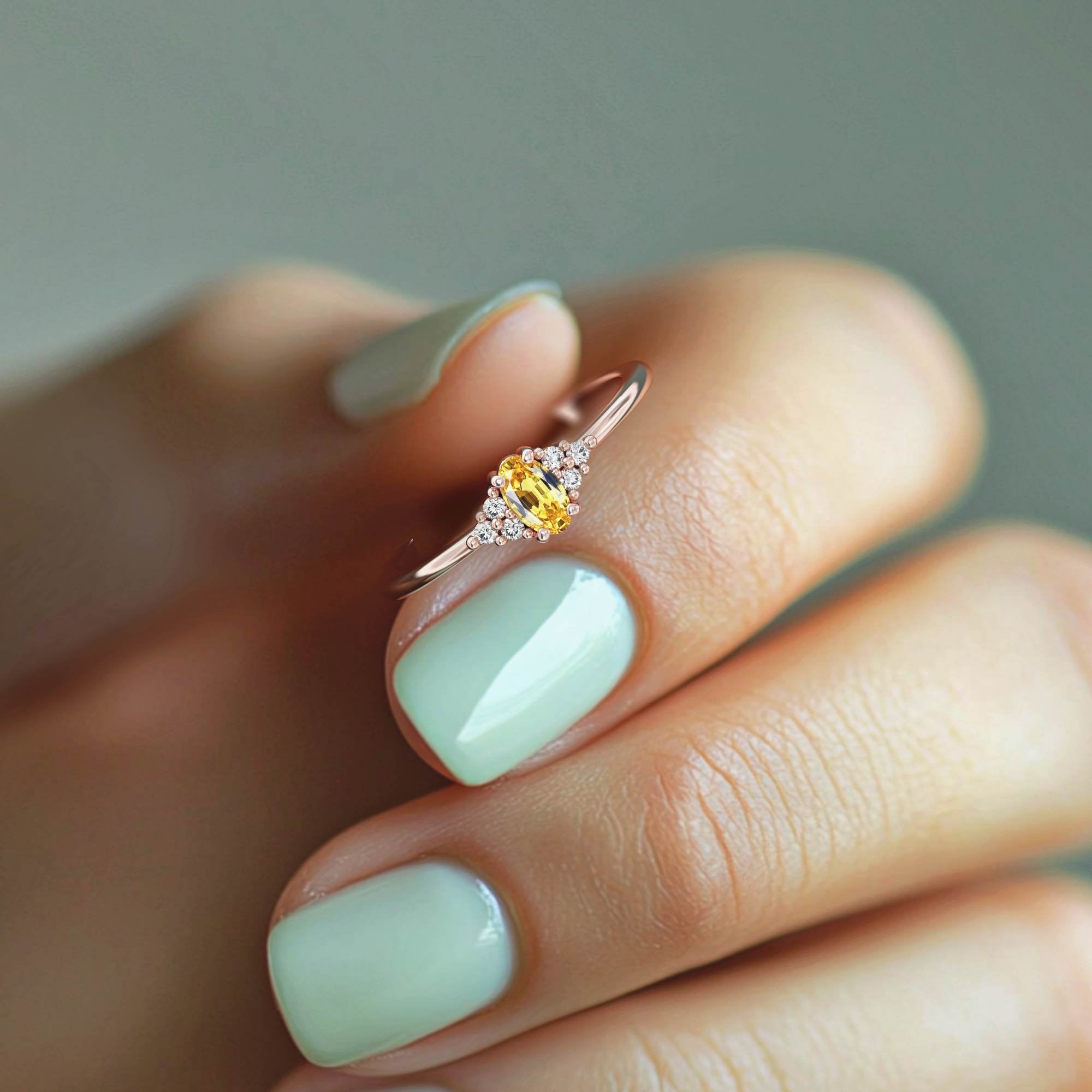 טבעת פטרה - טבעת ספיר צהוב אובלי ויהלומים