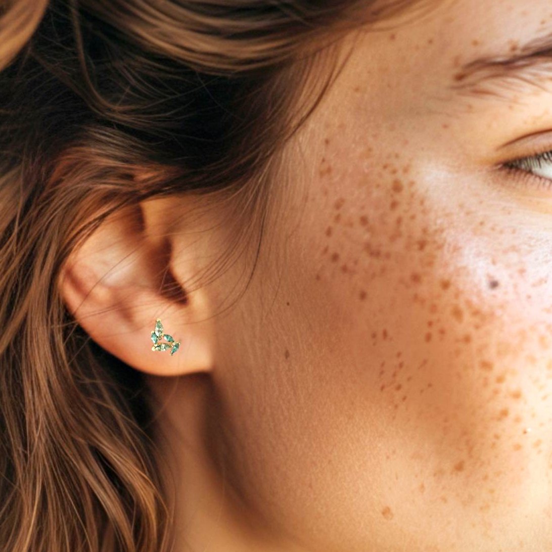 עגילי סנטוריני - עגיל קלאסטר משובץ אמרלד ופרידוט