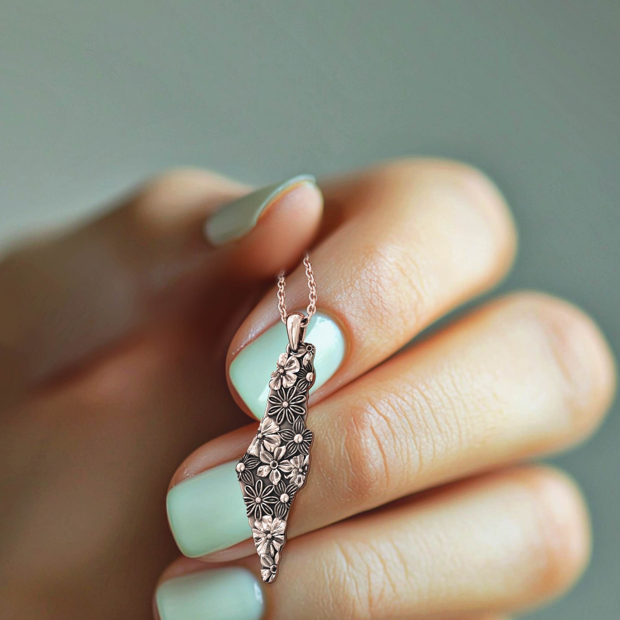 שרשרת ארץ ישראל פורחת- תליון מפת ארץ ישראל פרחוני