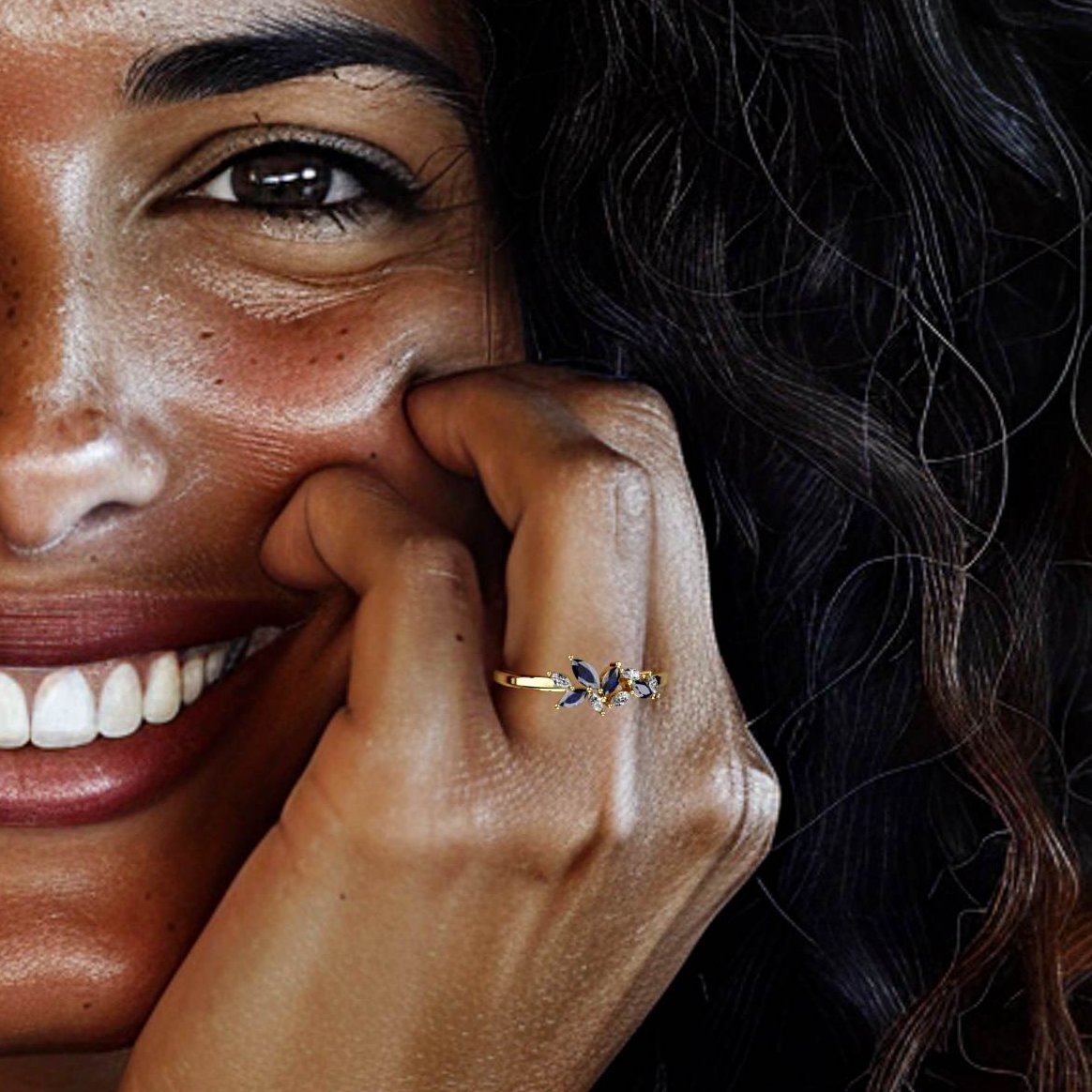 טבעת סנטוריני - טבעת קלאסטר מרקיזה משובצת יהלומים וספיר