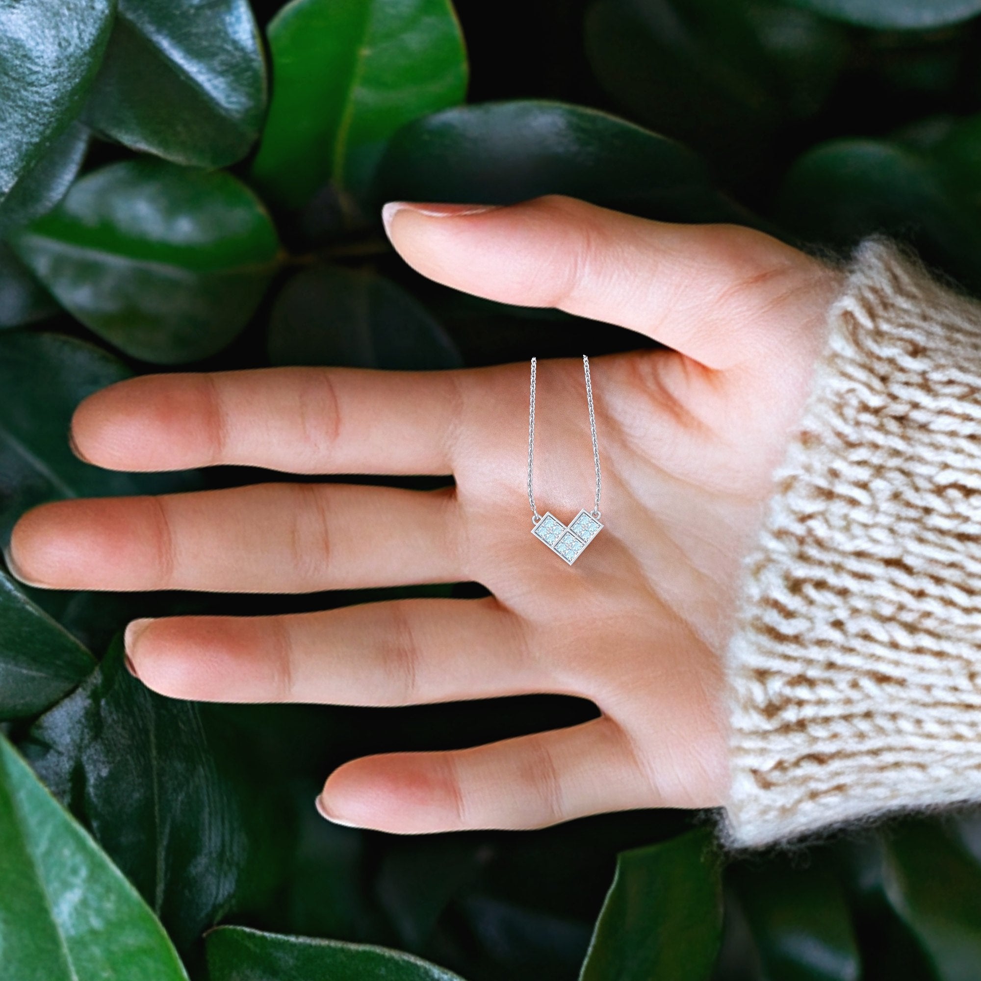 שרשרת אהבה מתוקה- תליון בצורת לב משובץ טופז כחול