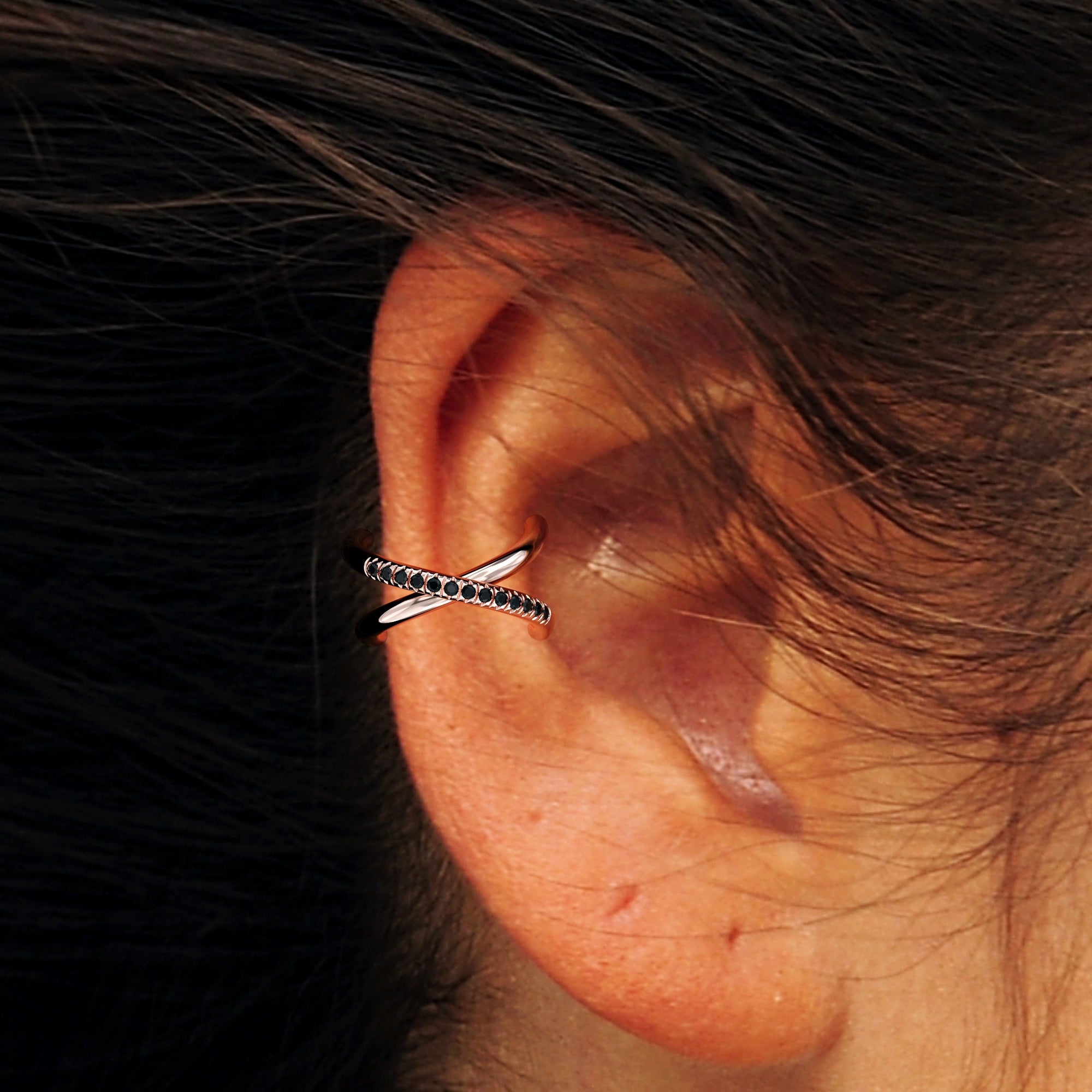 עגיל מיקונוס- עגיל חבק איקס יהלומים שחורים