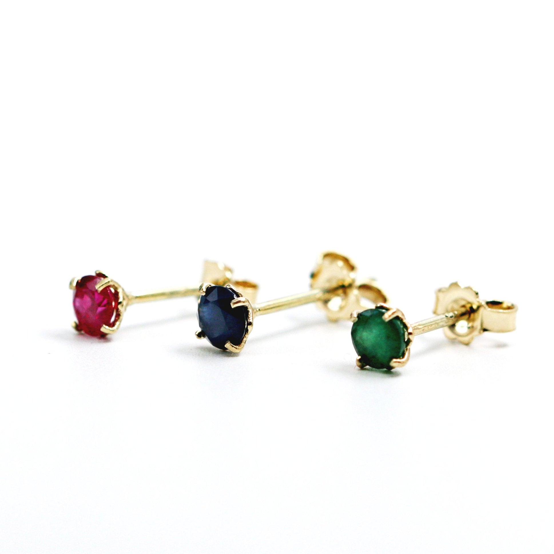 עגילי אטרנל - עגילים צמודים משובצי ספיר, אמרלד או רובי Eternal S