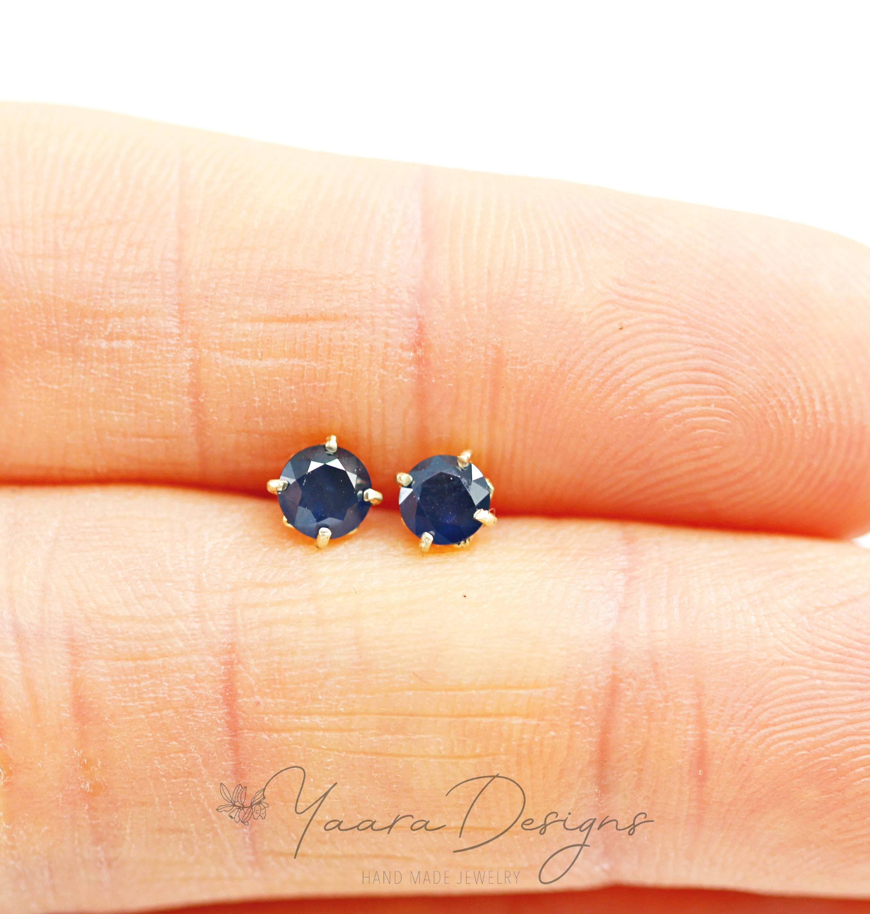 עגילי אטרנל - עגילים צמודים משובצי ספיר, אמרלד או רובי Eternal L